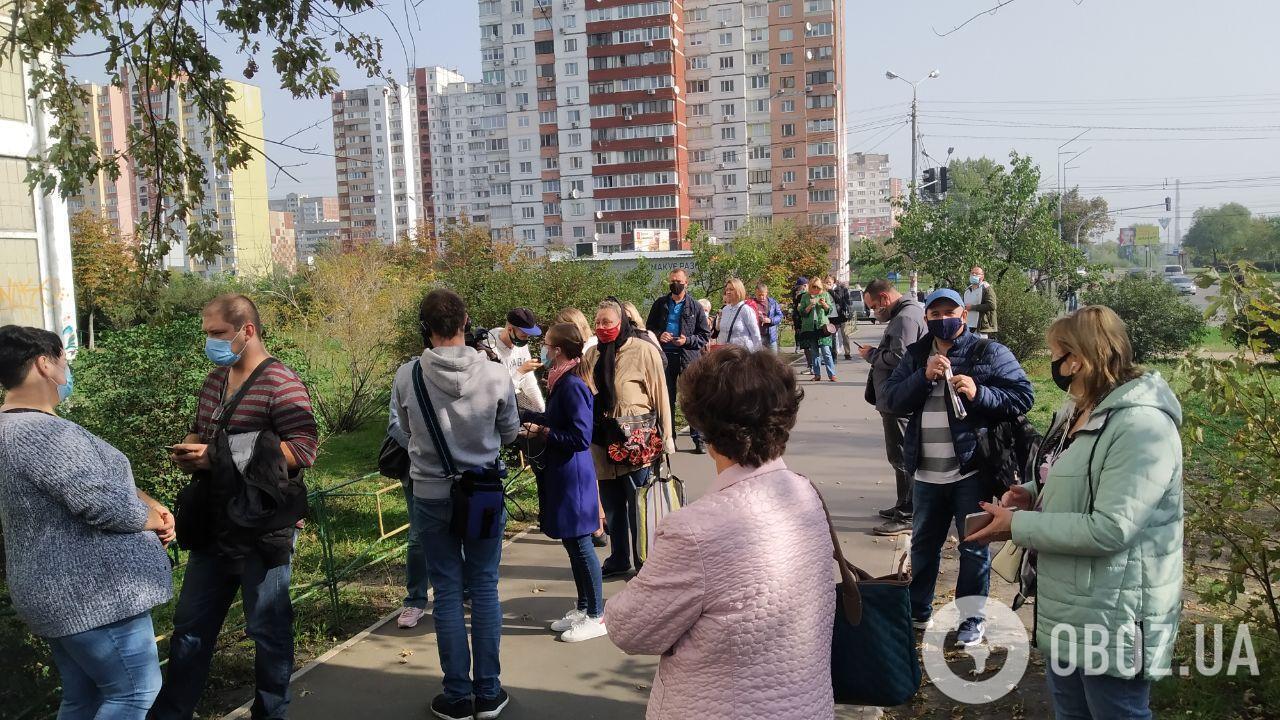 Некоторые посетители стоят без масок в очереди