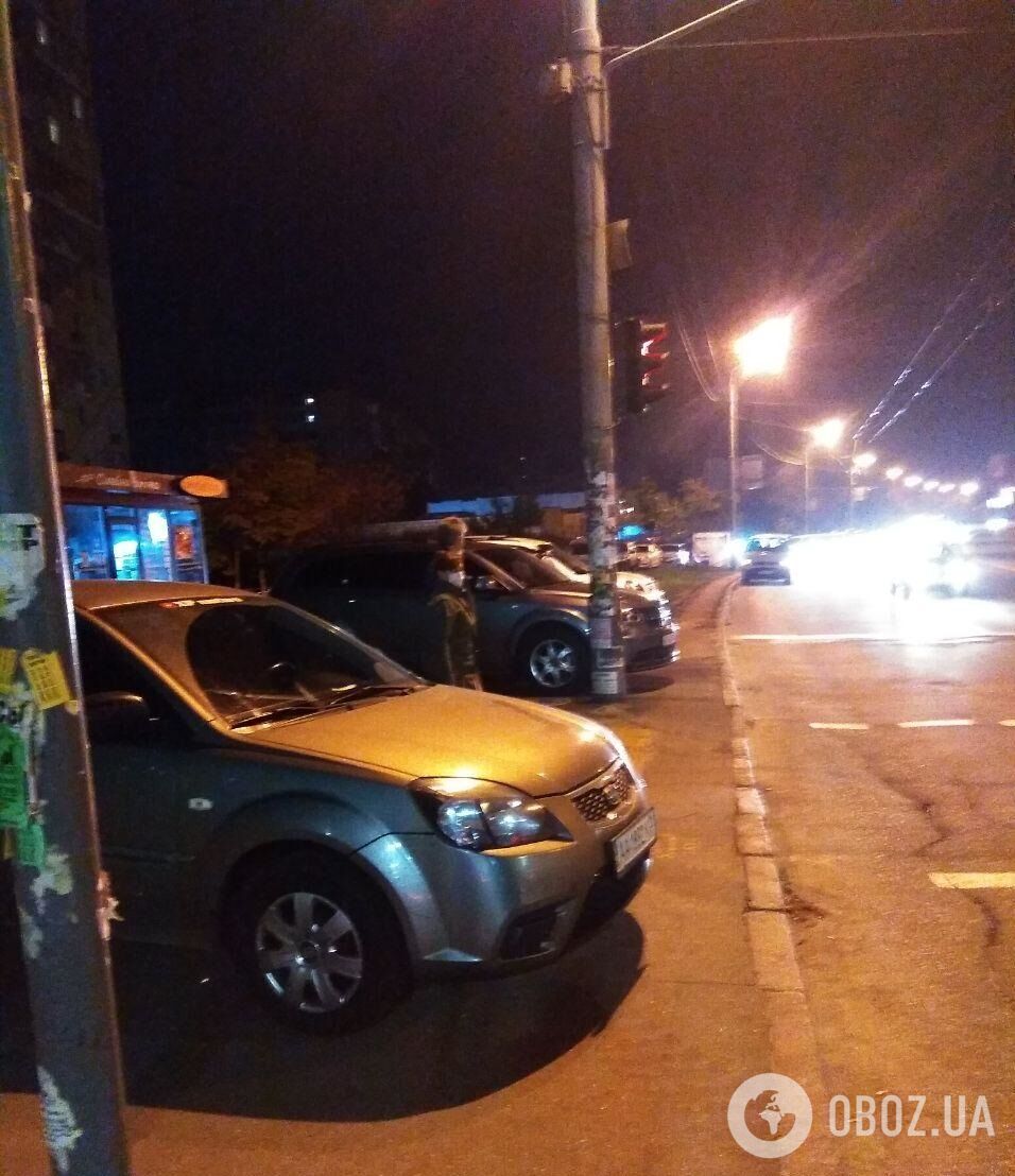 Посетители паркуют машины на остановке общественного транспорта