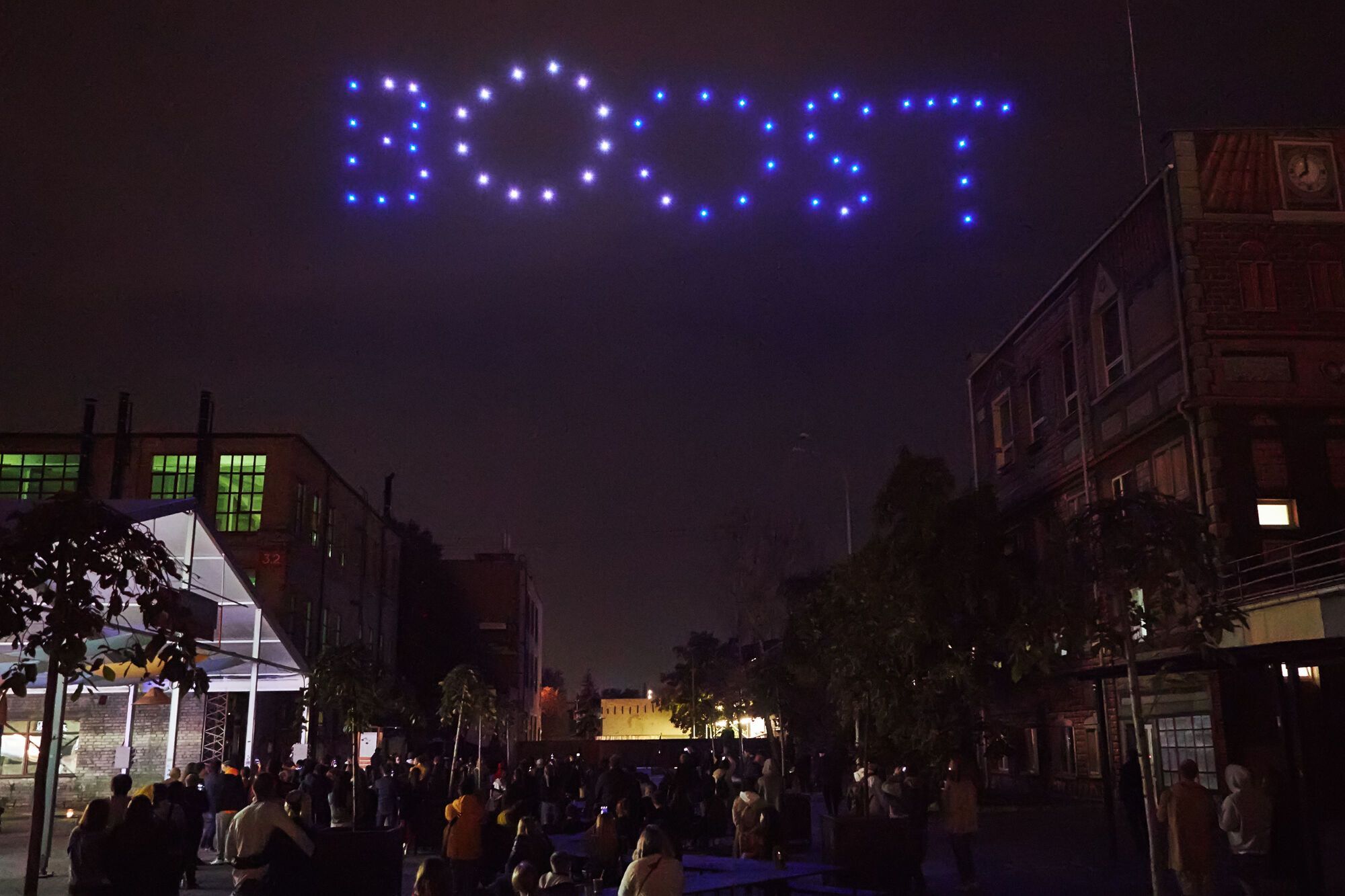 В Киеве устроили невероятное световое шоу с 60 беспилотников. Фото