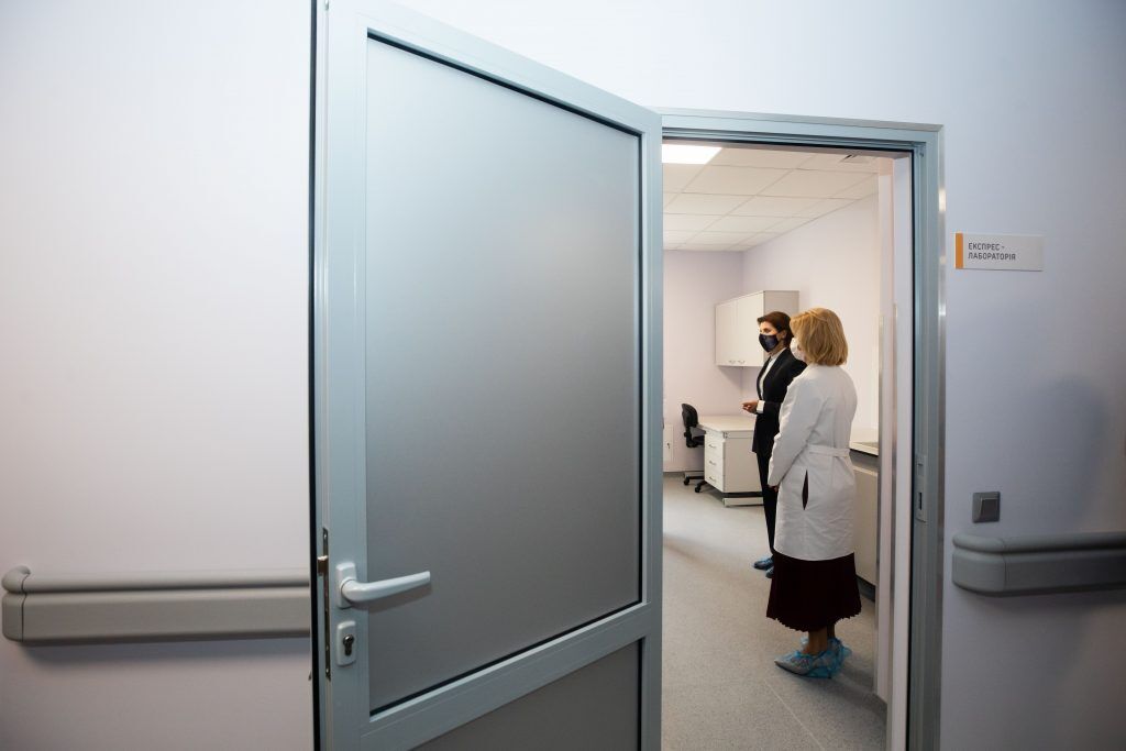 Марина Порошенко відвідала Національний інститут раку, в якому проводитимуть унікальні операції. Фото