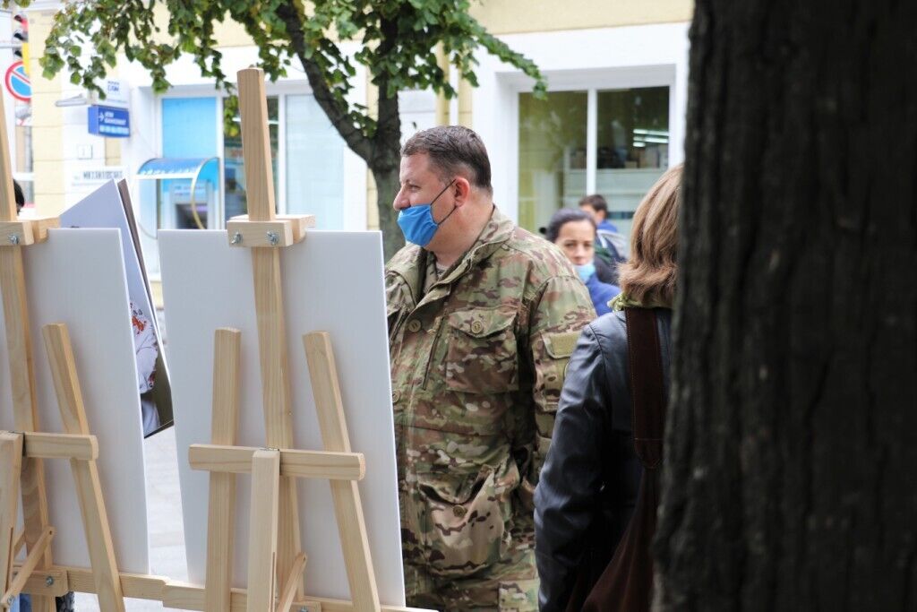 Були на виставці й військові