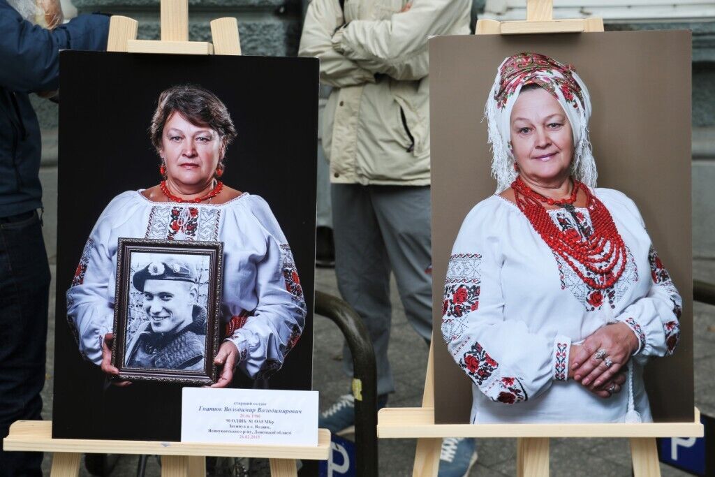 На фото матері тримають портрети загиблих синів