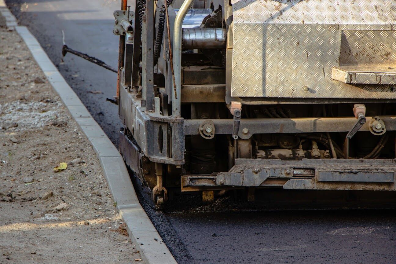 На жилом массиве Игрень в Днепре почти закончили ремонт магистрали.