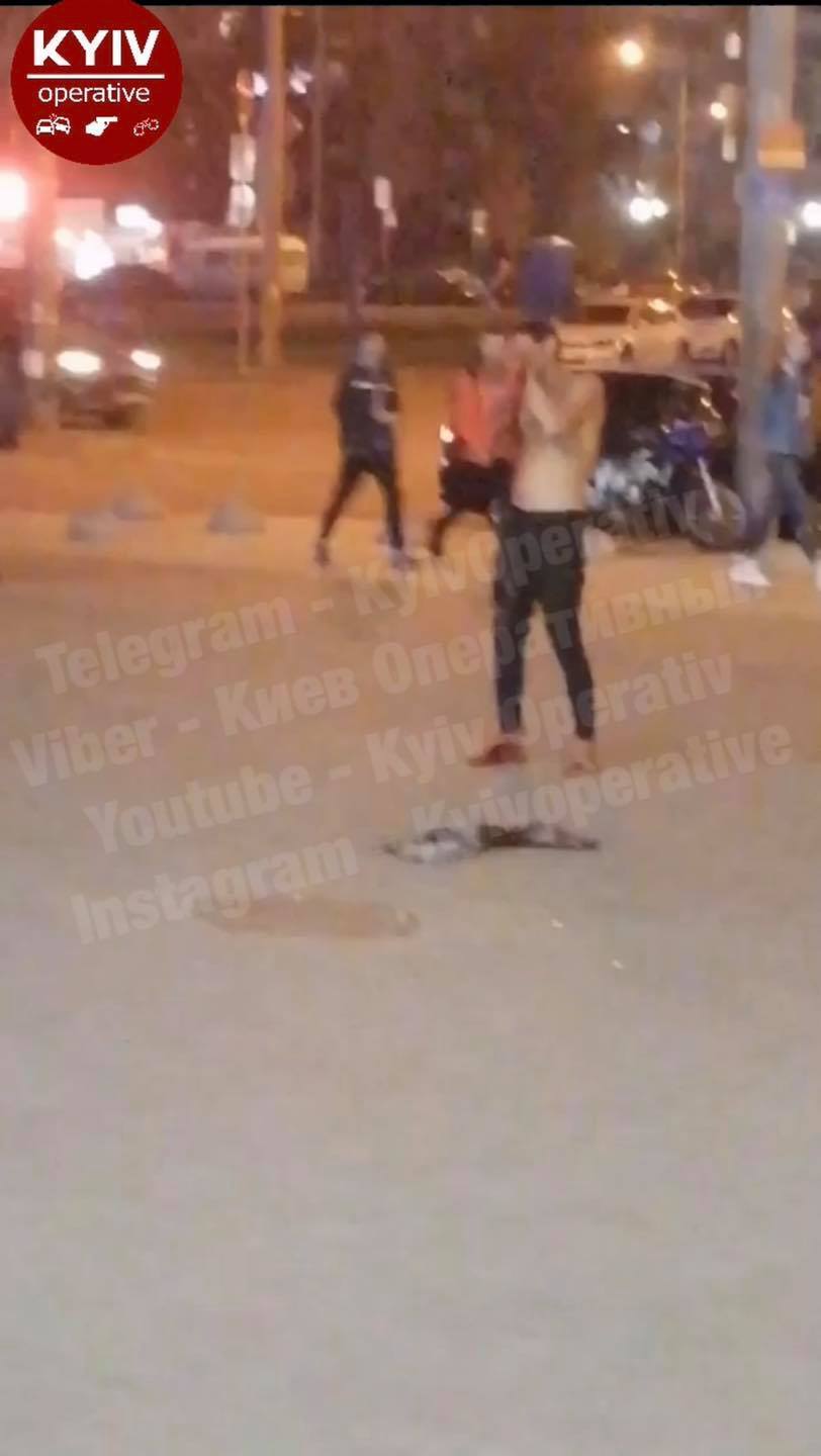 Мужчина в Киеве возле ТЦ порезал вены и пытался выколоть глаз