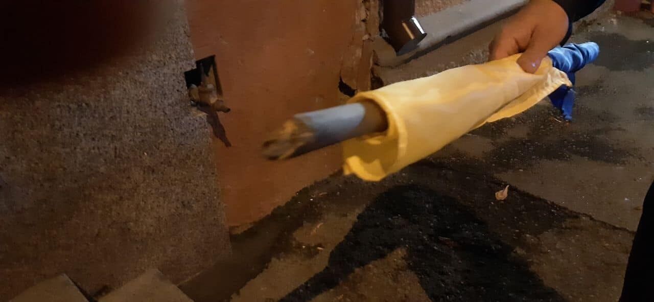 В Днепре мужчины сорвали флаг Украины со здания суда