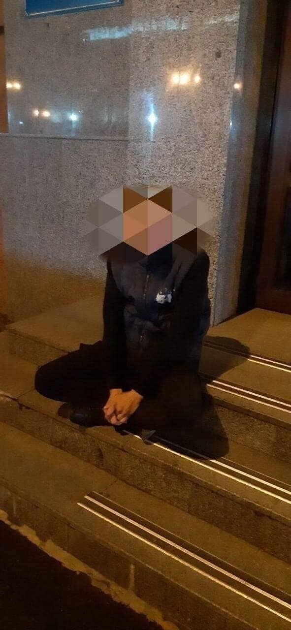 В Днепре мужчины сорвали флаг Украины со здания суда