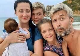 Сергей Бабкин с женой Снежаной и детьми