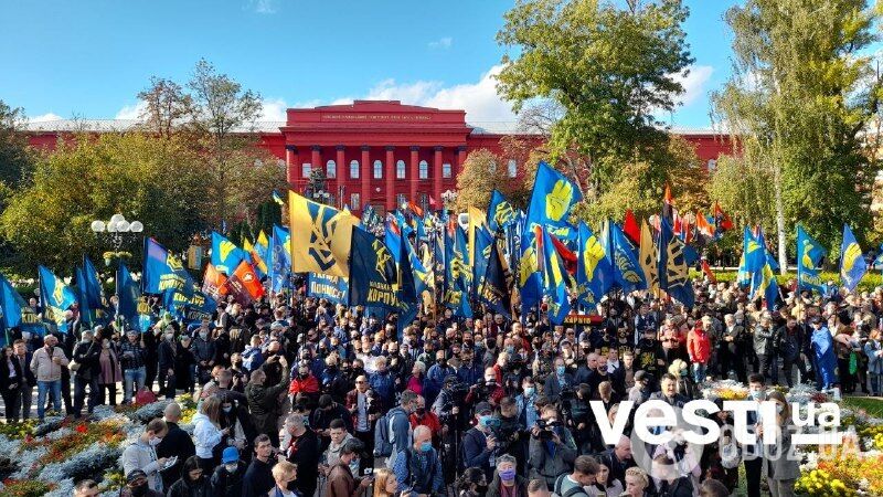 Початок мітингу біля пам'ятника Шевченку