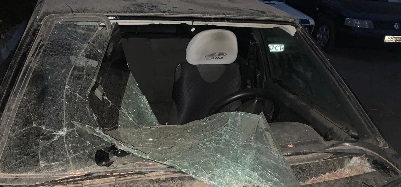 Неизвестные разбили стекла в авто правозащитницы