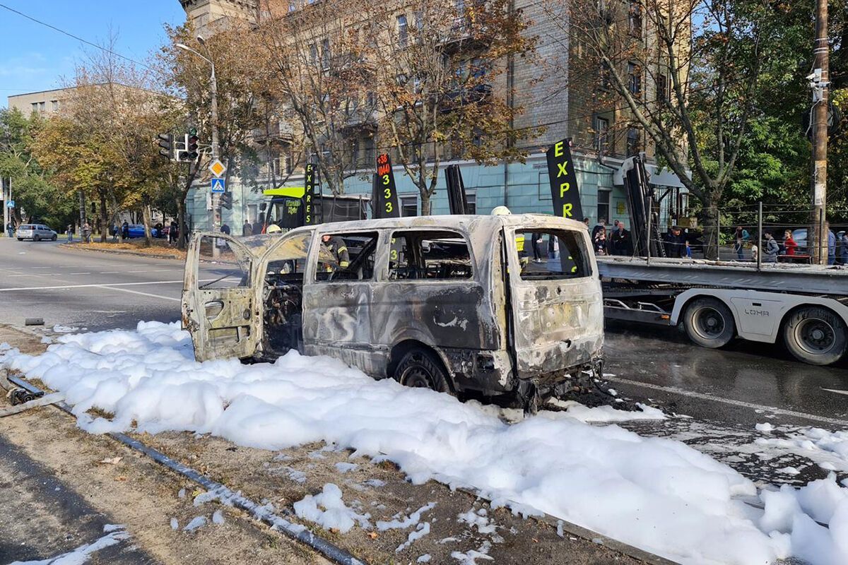 В Днепре огонь уничтожил микроавтобус прямо посреди дороги