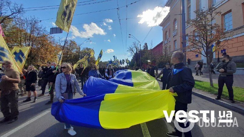 Люди з прапором України