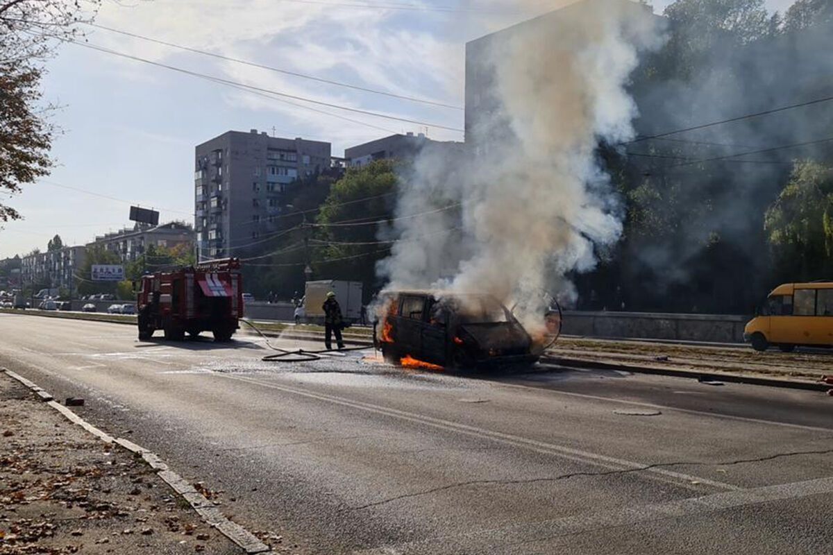 У Дніпрі вогонь знищив мікроавтобус прямо посеред дороги