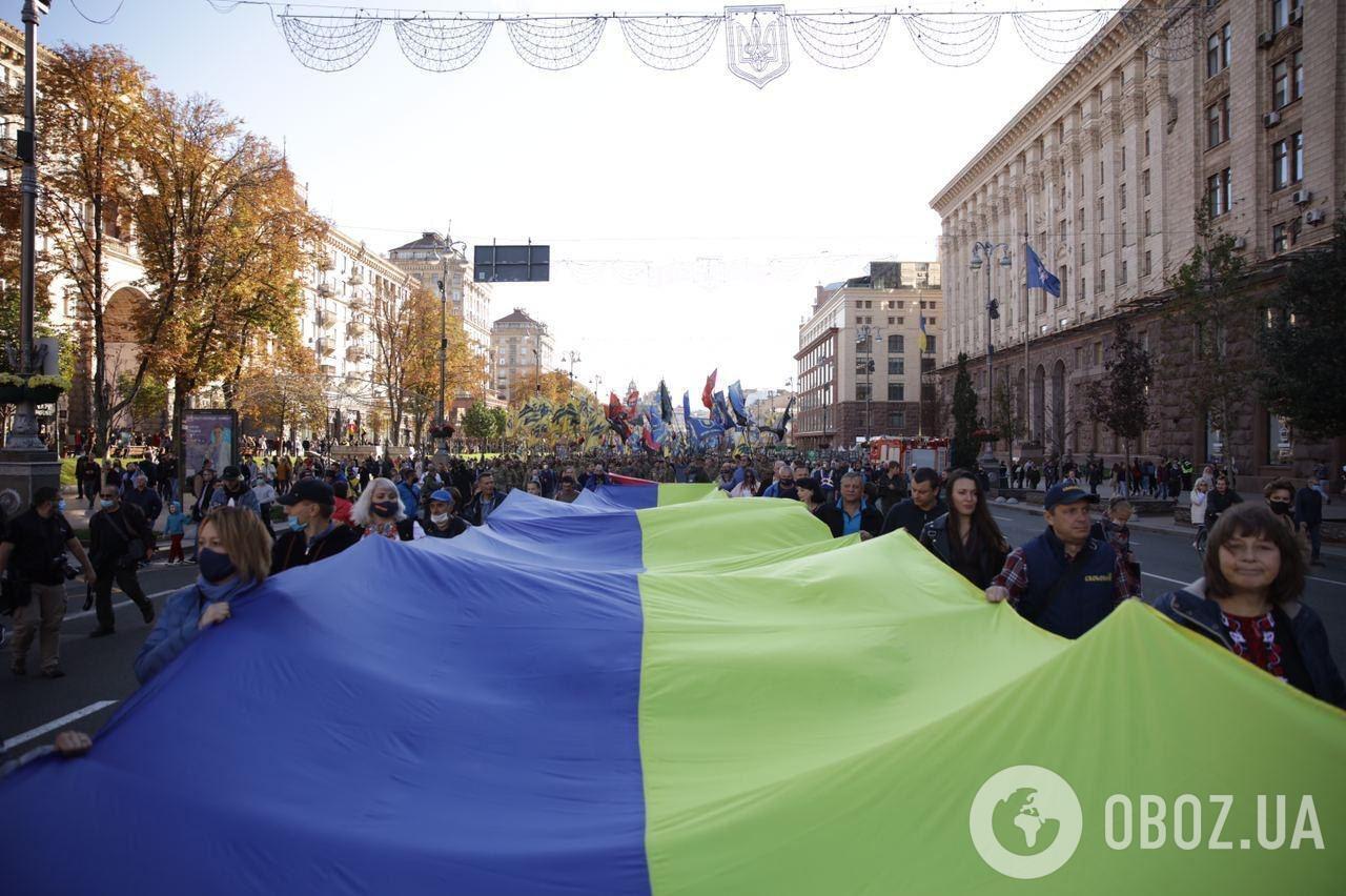 Люди розгорнули величезний прапор України