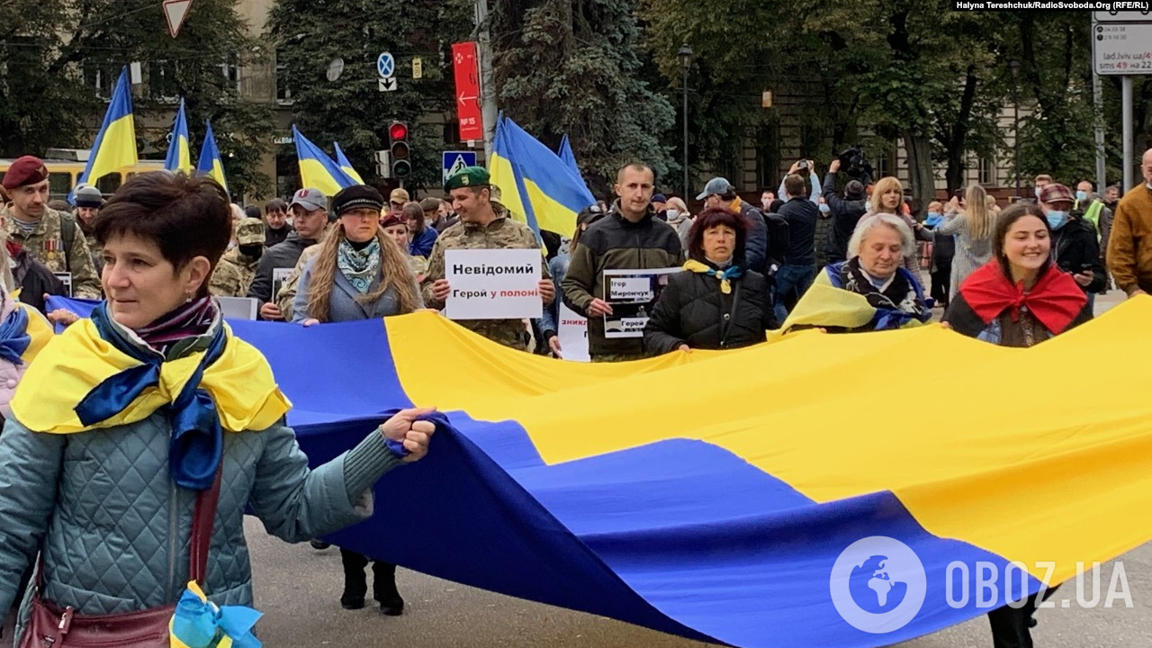Люди прошли с большим флагом Украины