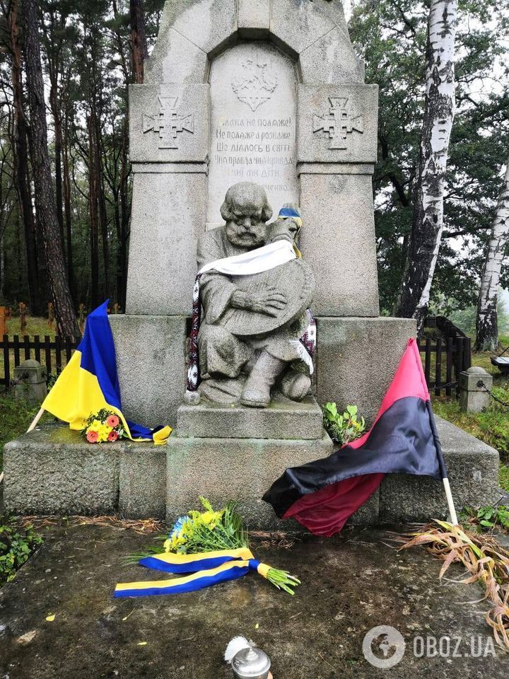 Посол Украины возложил цветы на военных кладбищах в Чехии