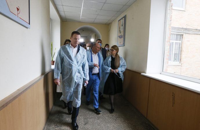 Юлия Тимошенко во время встречи с работниками и руководством реабилитационного центра в Полтаве