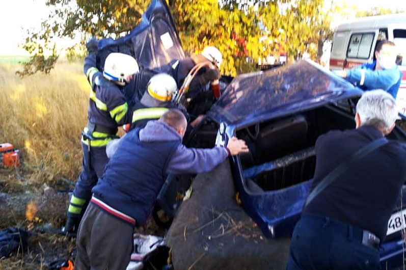 Под Днепром автомобиль влетел в дерево: водителя вырезали спасатели