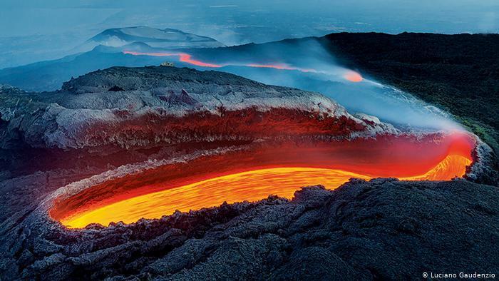 "Река огня на вулкане Этна" Лучиано Гауденцио