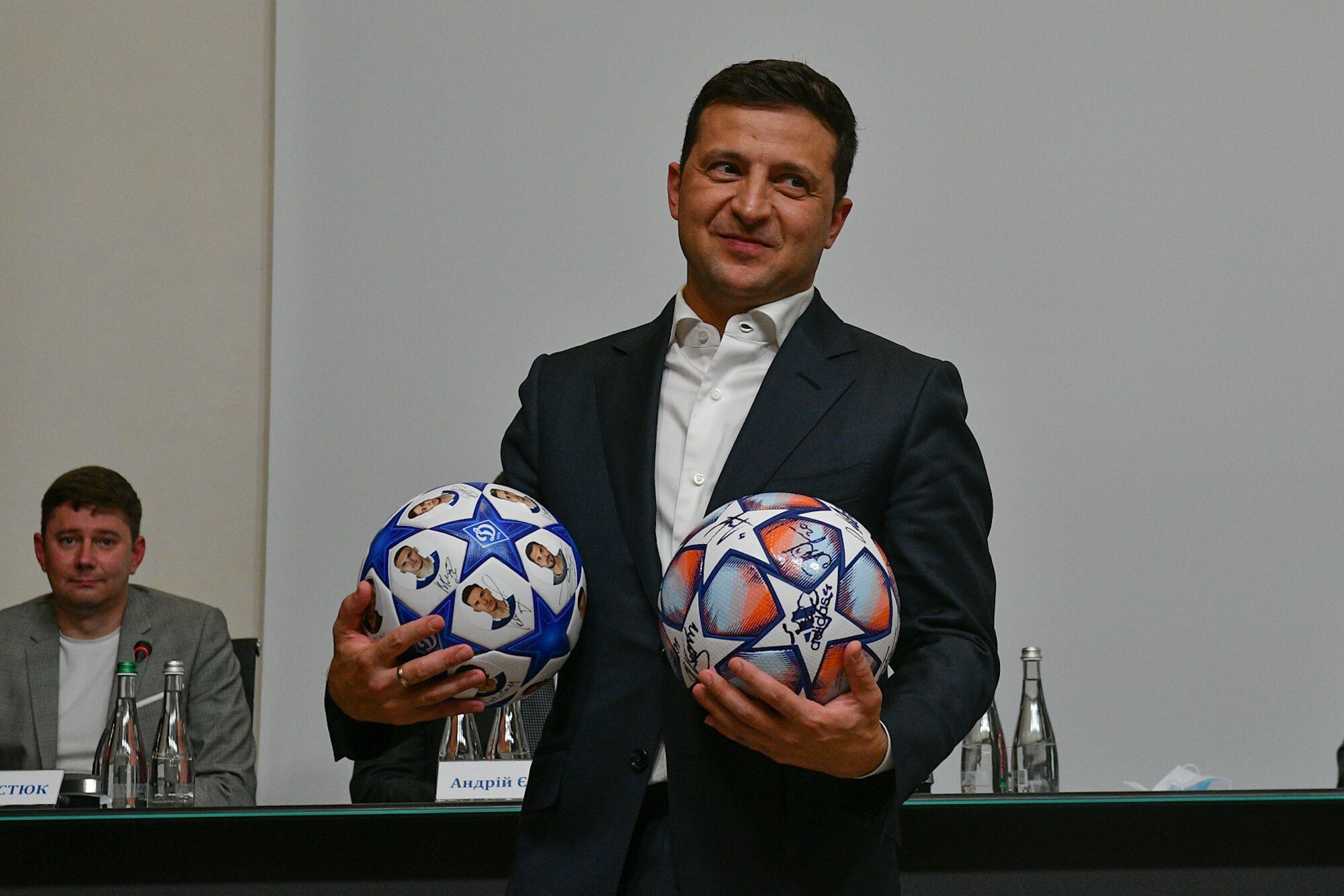 Зеленский с футбольными мячами