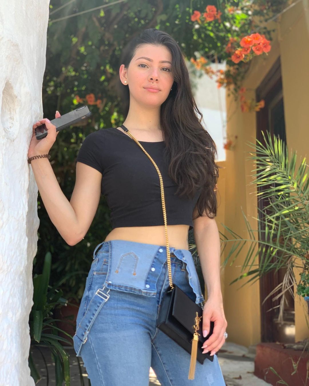 Синтия Лопес в черной футболке и джинсах
