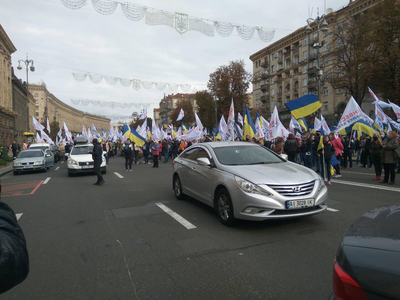 Протестующие перекрыли Крещатик, в том числе и автомобилями