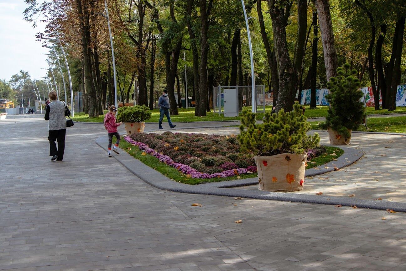 У парку ім. Писаржевського в Дніпрі закінчили капітальний ремонт центральної алеї