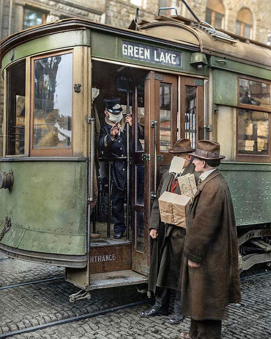 Кондуктор не пускает в трамвай пассажира без маски, Сиэтл (США), 1918 год