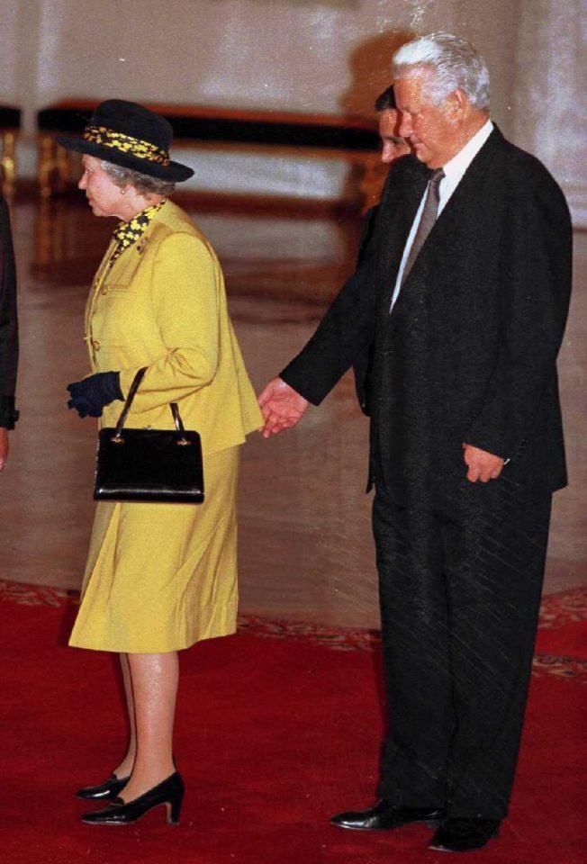 Борис Ельцин якобы заигрывает к королеве Великобритании Елизаветы II.