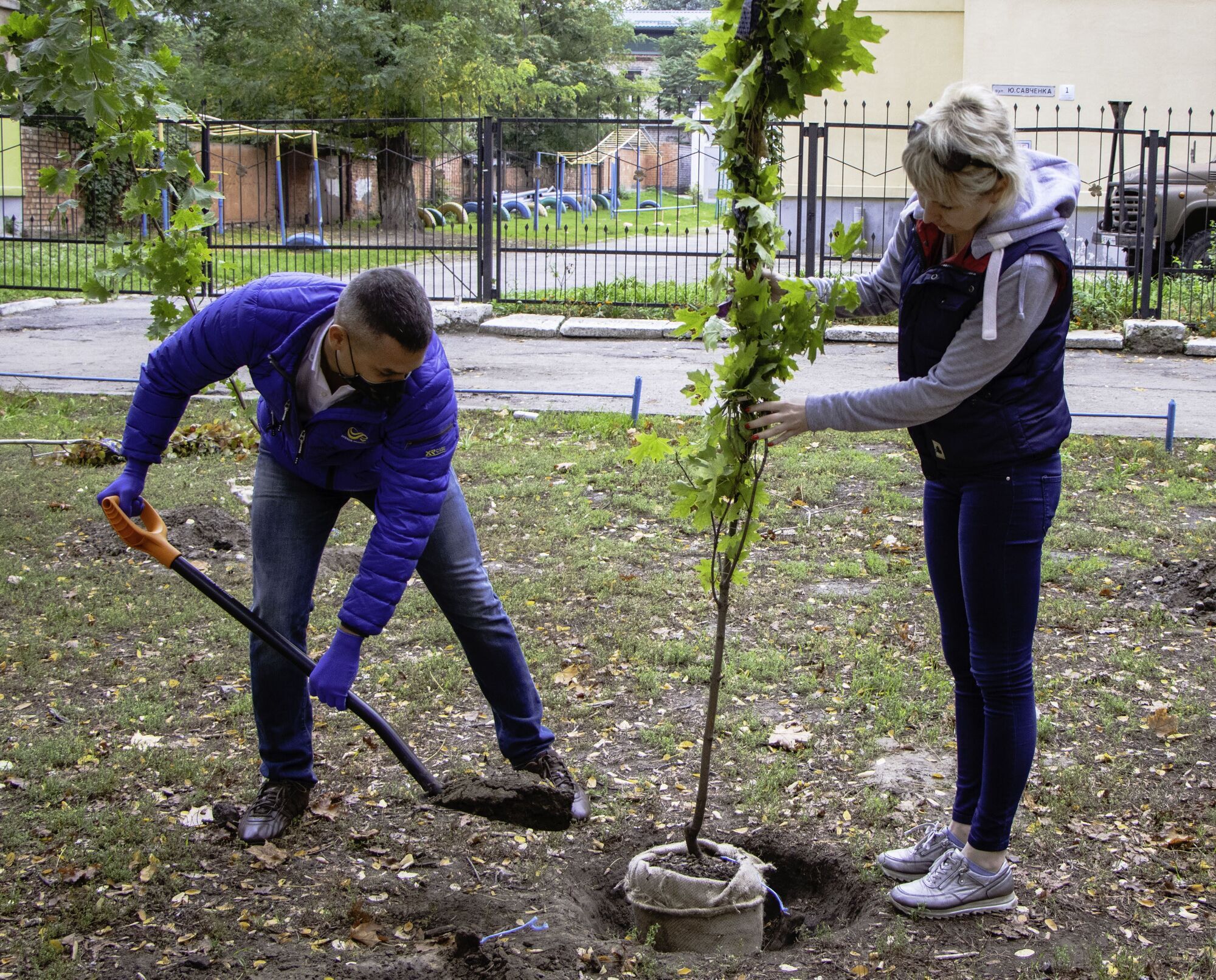 Днепр-цветущий: сотрудники мэрии и жители ОСМД высадили 70 молодых деревьев