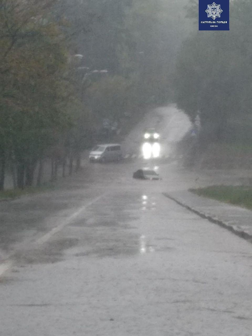 Автомобілі їдуть в об'їзд.