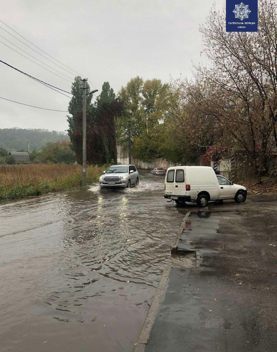 Движение автомобилей затруднено.