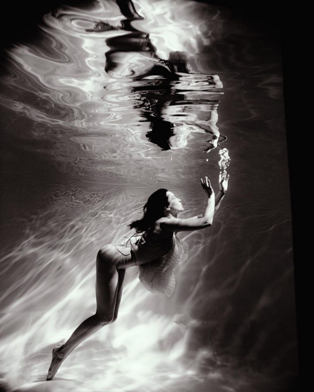 Даша Астафьева показала откровенное видео под водой.
