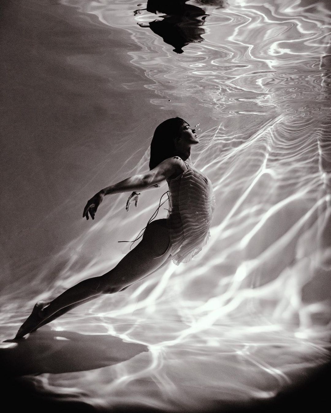 Даша Астаф'єва знялася в сексуальній фотосесії під водою.