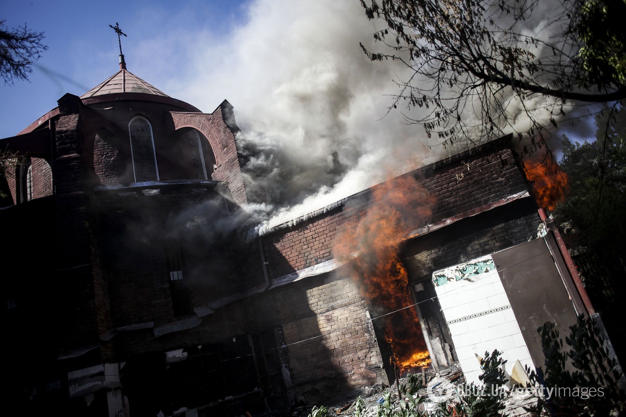 Демонстранты сожгли две церкви в Сантьяго.