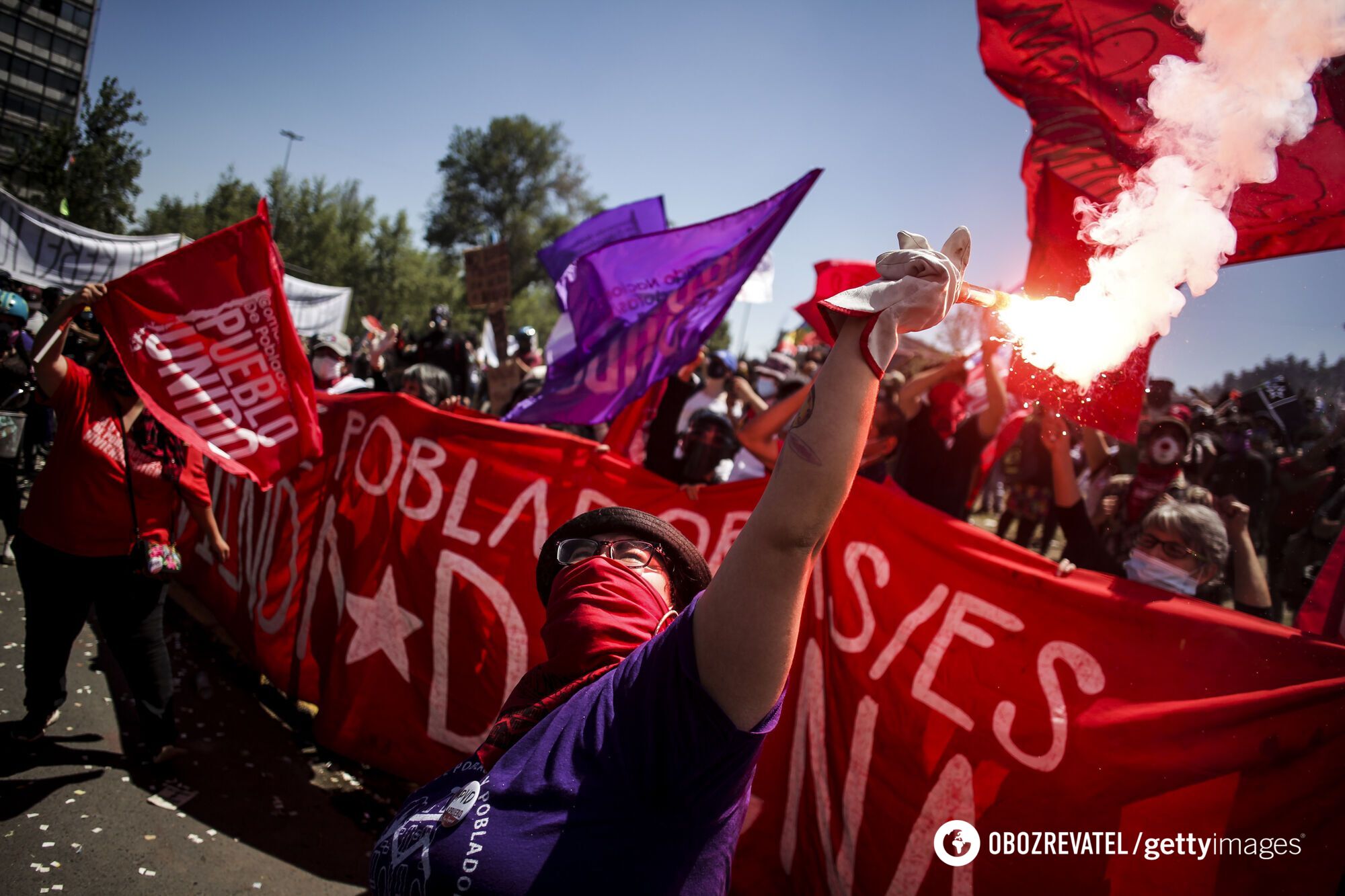 Отметить годовщину протестов в Сантьяго вышли около 25 тысяч человек.