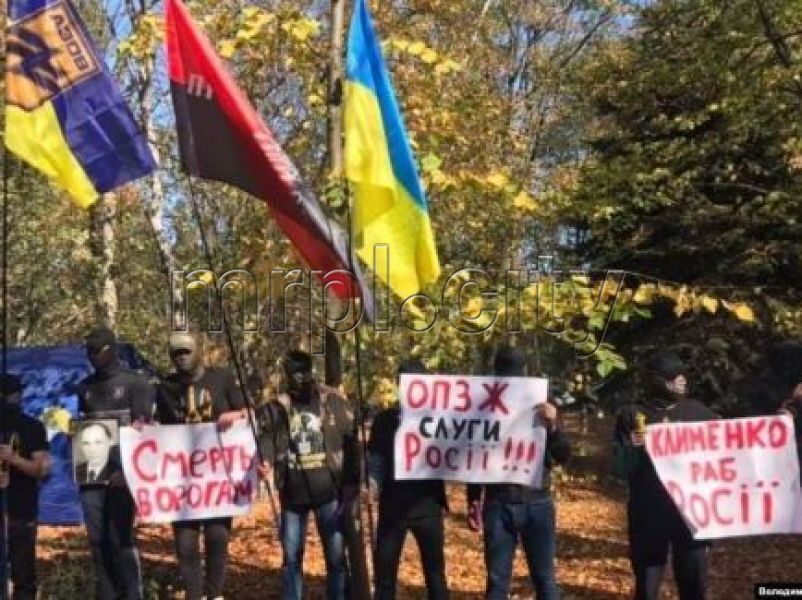 "Оппоненты" сторонников ОПЗЖ держали флаги "Правого сектора" и боевые знамена полка Азов
