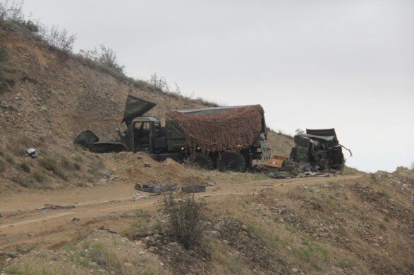 Знищені військові вантажівки