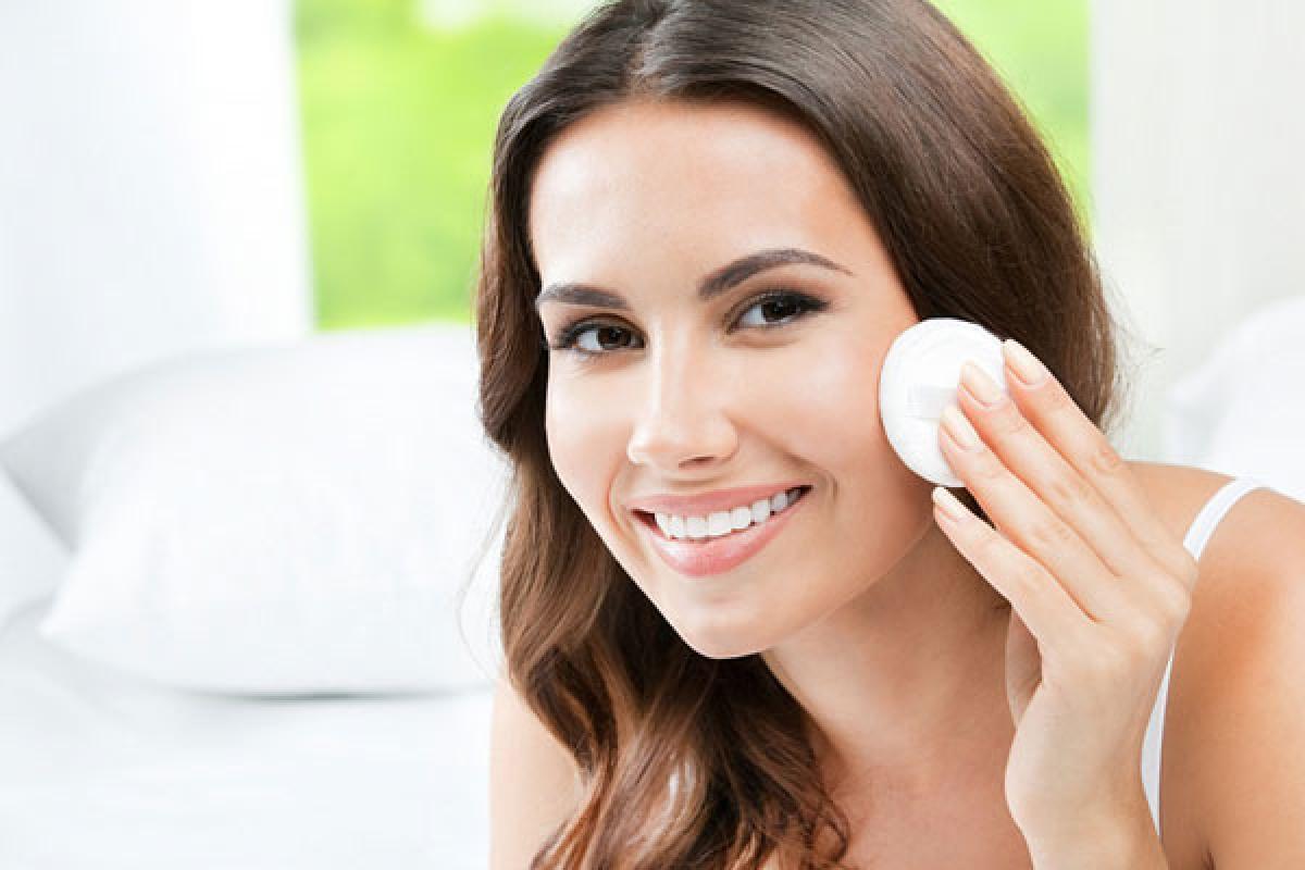 Очищение кожи является важной составляющей макияжа.
