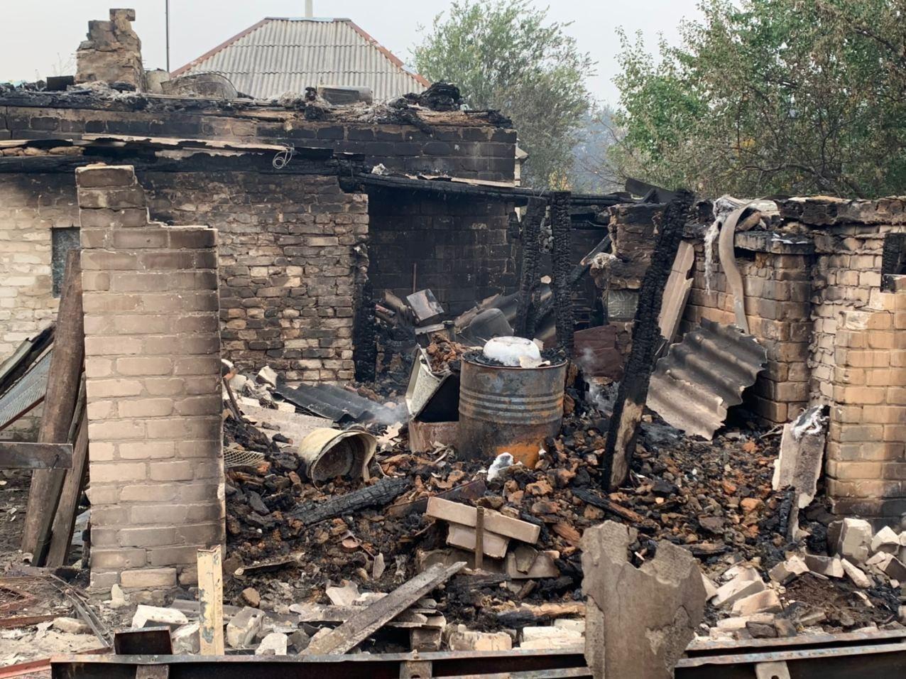От огня пострадали жилые дома.