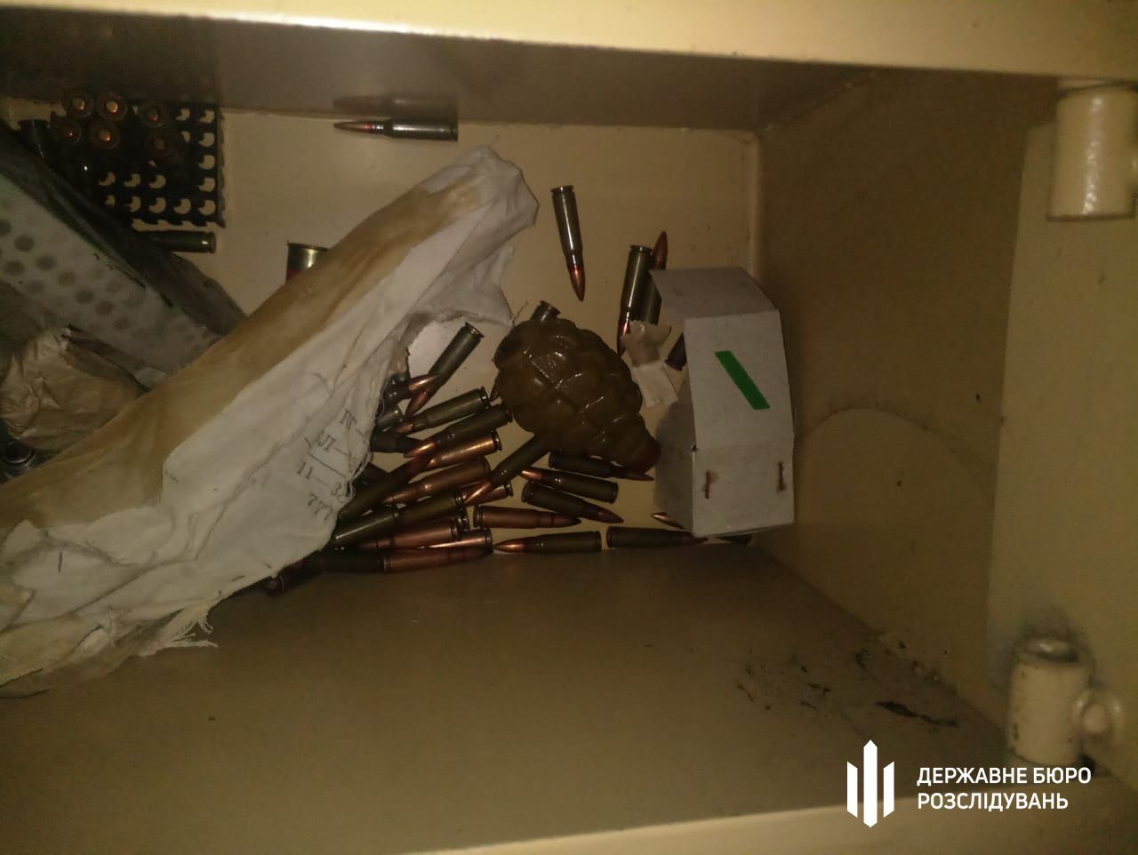 У СБУвця на Харківщині знайшли арсенал зброї та наркотики. Фото