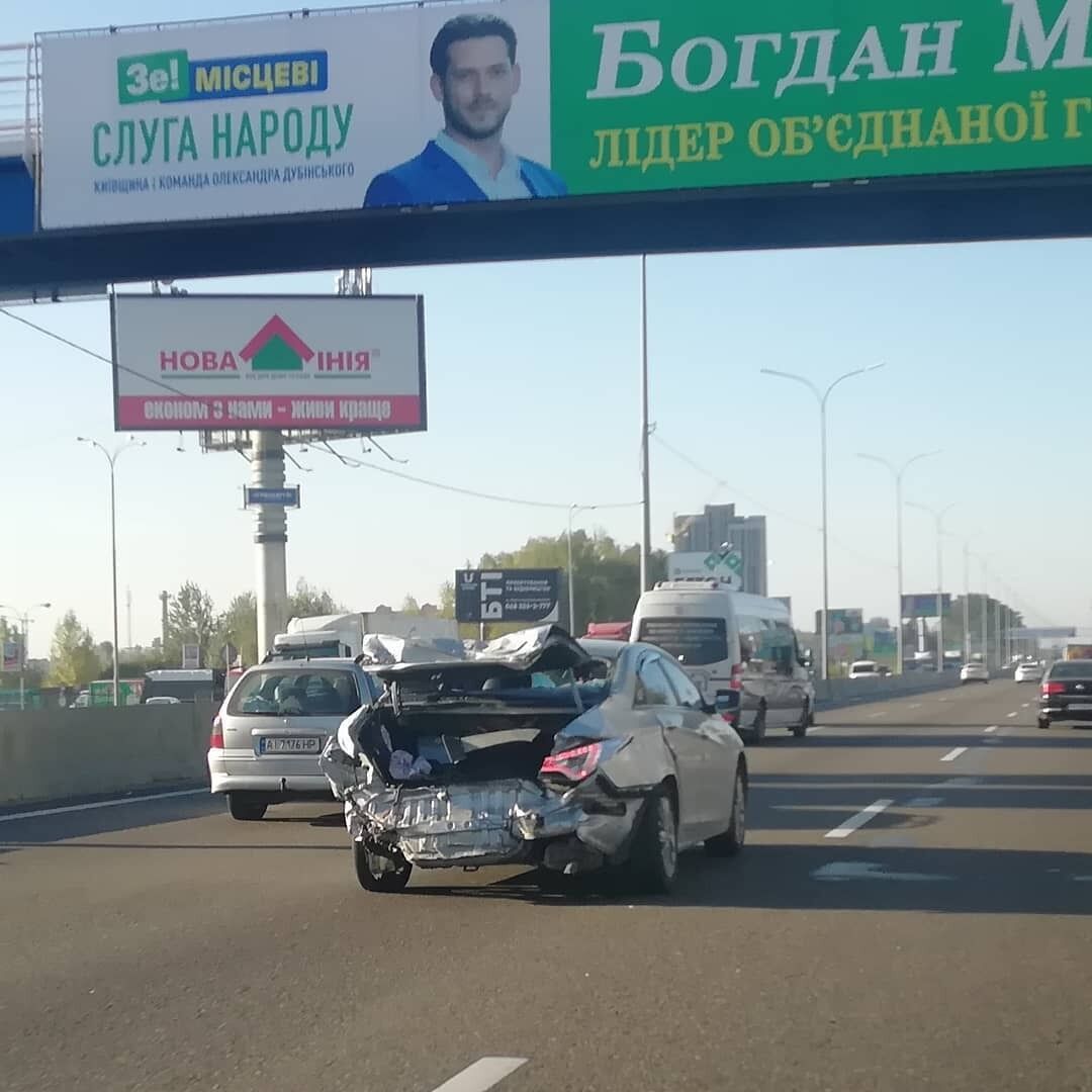 Машину з пошкодженою геометрією кузова та підвіскою зняли на дорозі з інтенсивним трафіком