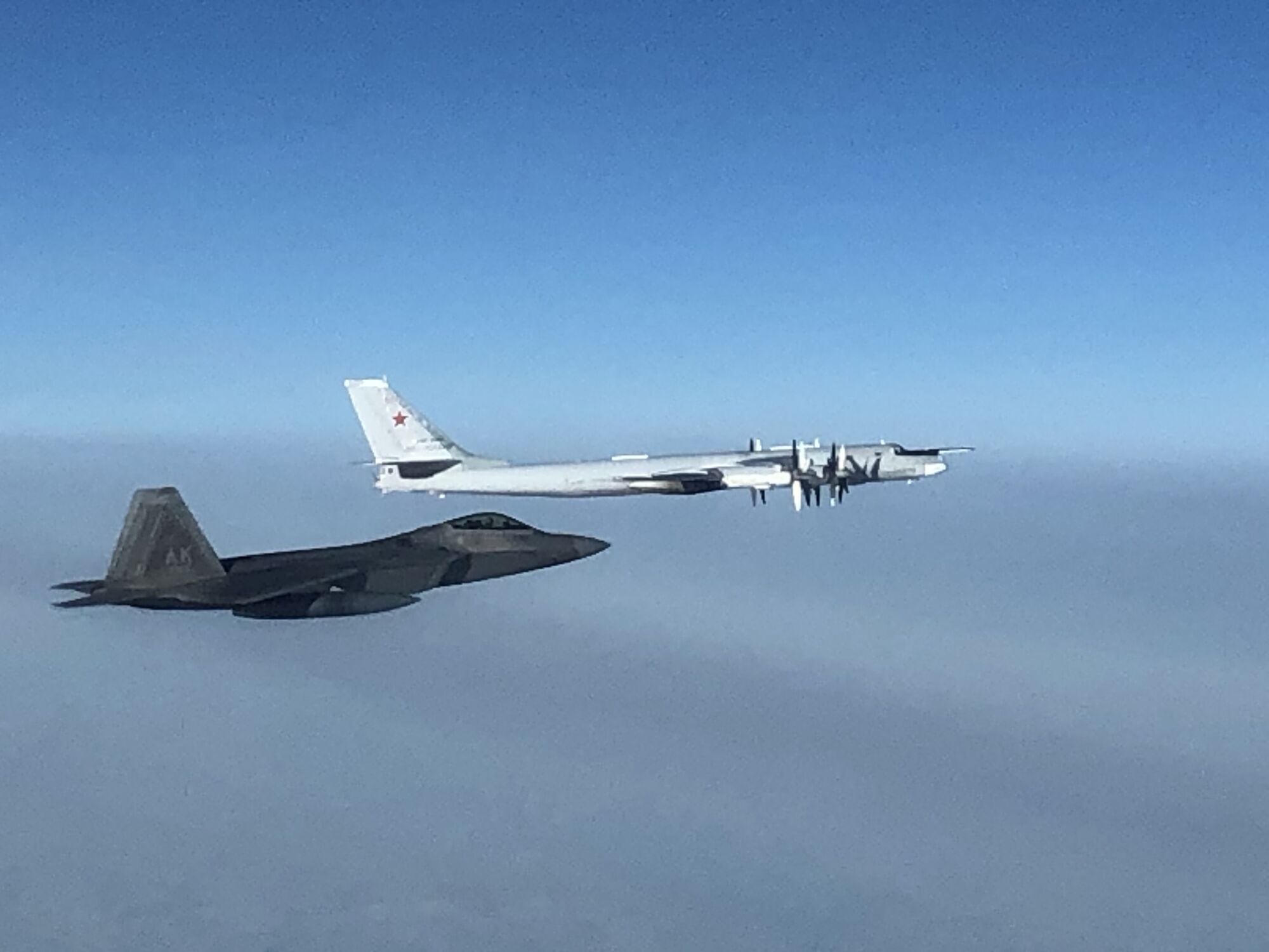 США перехватили бомбардировщики и истребители РФ у берегов Аляски