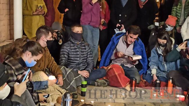 Кияни при свічках читали книгу "Справа Василя Стуса".