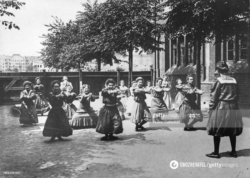 Занятия физкультурой на заднем дворе женской школы, 1905 год