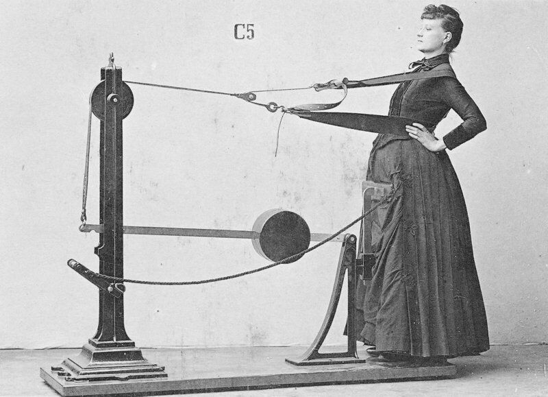 Женщина на первом в новейшей истории тренажере Густава Зандера, конец XIX века