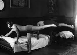 Упражнения, которые домохозяйкам рекомендовали делать во время заправления кровати, 1935 год