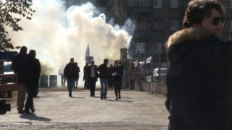 Активісти запалили на території штрафмайданчики металеві бочки і димові шашки