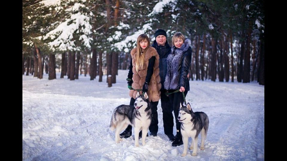 Настя (слева) была единственной дочерью у родителей Дмитрия и Любови