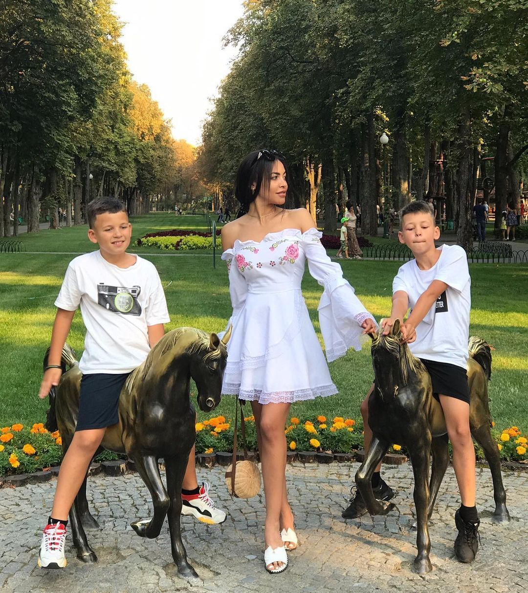 Поліна Ололо з синами