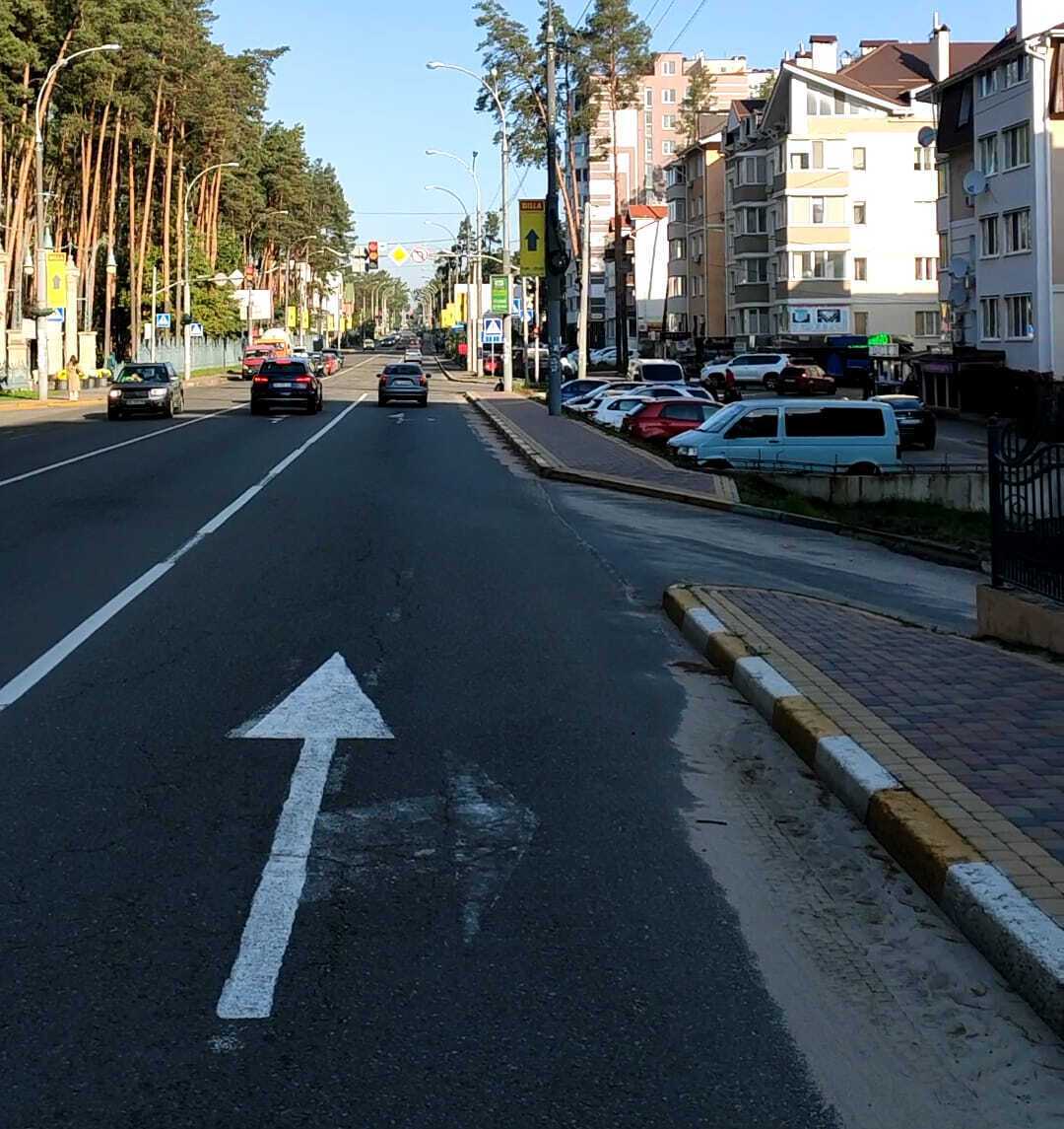 Так выглядит выезд со стороны дороги (разметка уже изменена)